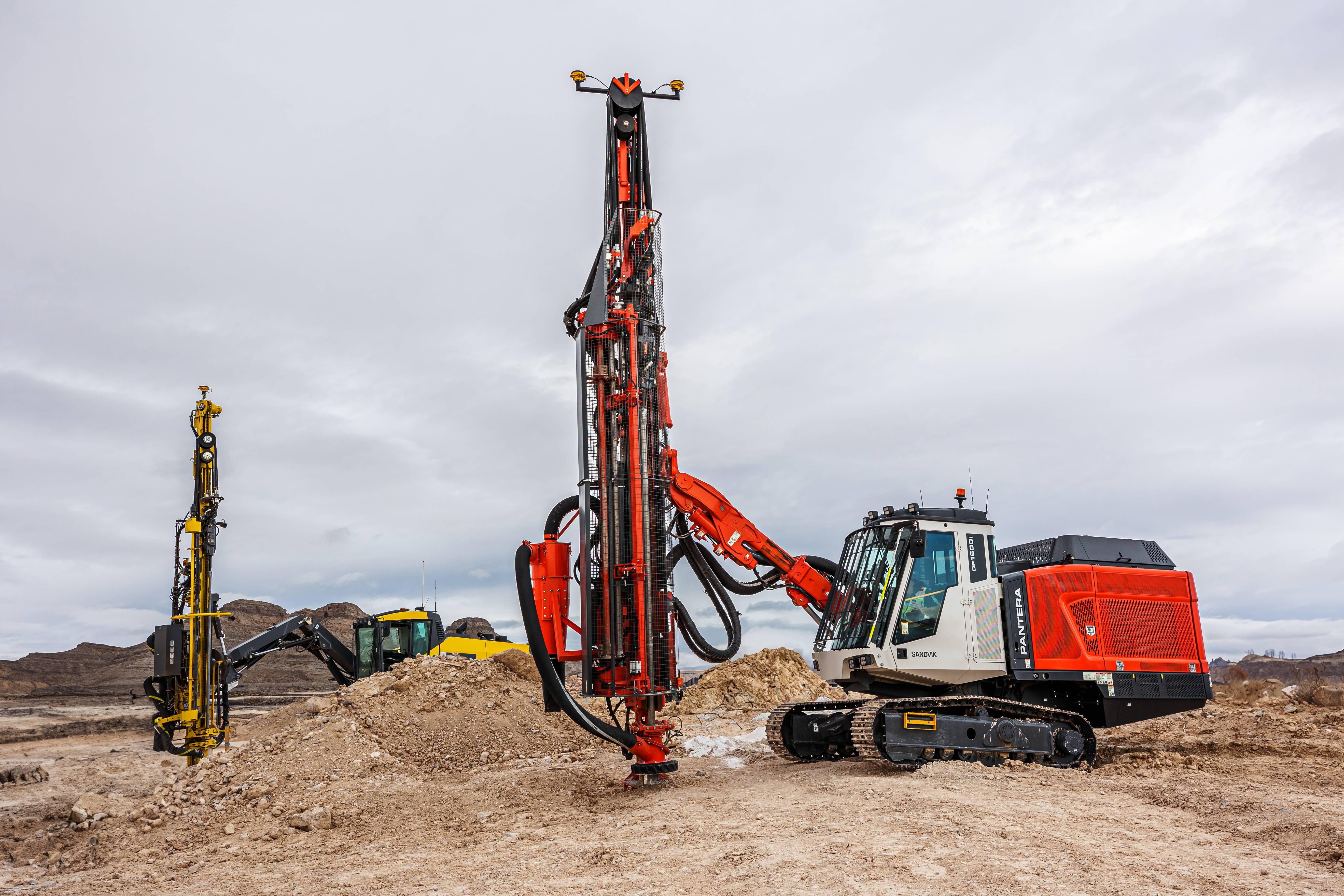 Perforadora roja y blanca con equipo de guiado avanzado, posicionada en terreno irregular bajo destacando la tecnología de precisión utilizada en proyectos de ingeniería civil moderna