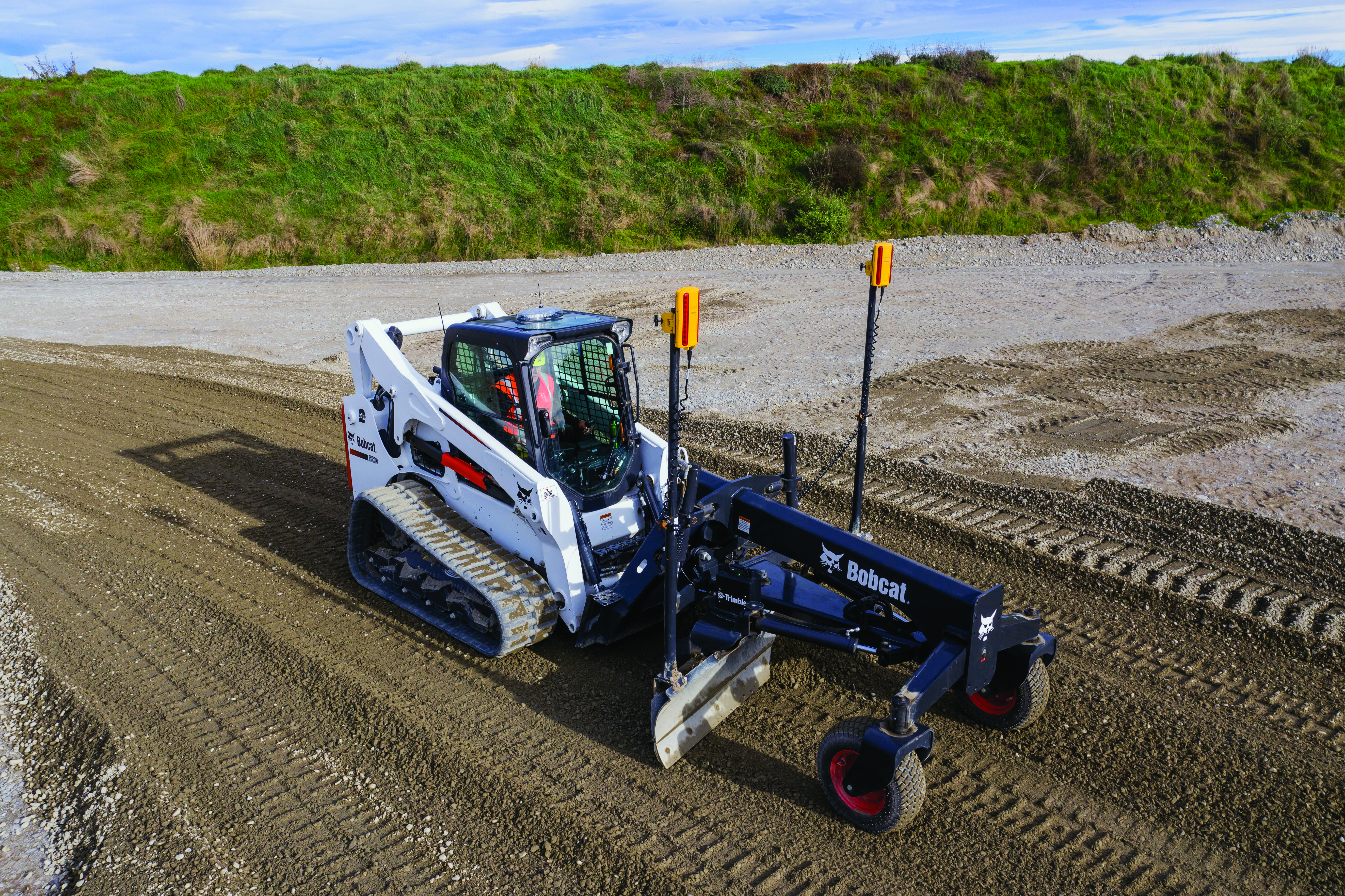 Pá carregadora Bobcat com sistema de orientação Trimble Earthwoks a realizar trabalhos de nivelamento