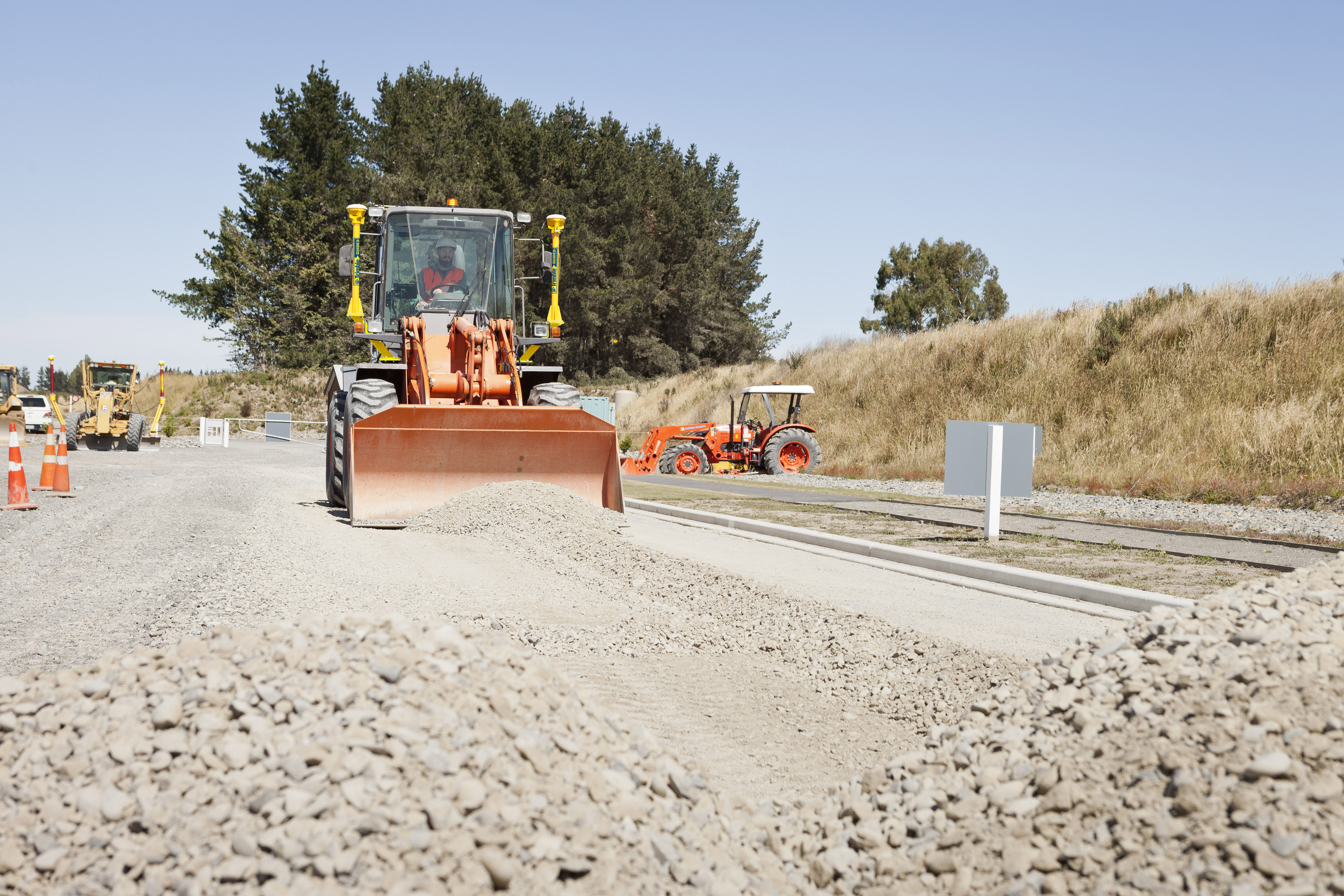 Pala de ruedas realizando trabajos de nivelación con la tecnología del Sistema 3D Trimble Earthworks