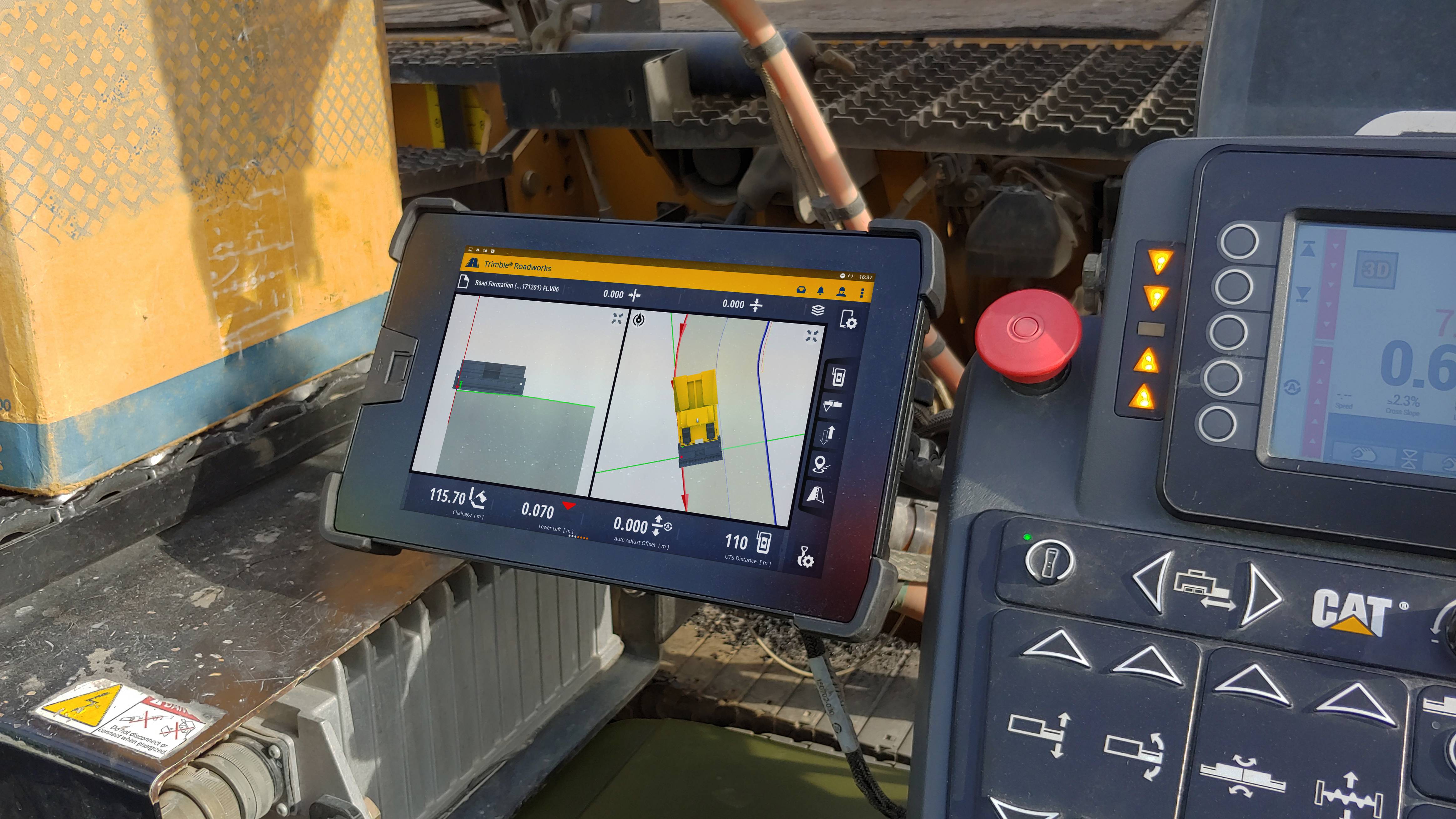 Monitor de control Trimble Earthworks mostrando gráficos de compactación en la cabina de un compactador, con indicadores visuales de nivelación y datos precisos para la optimización del trabajo en construcción