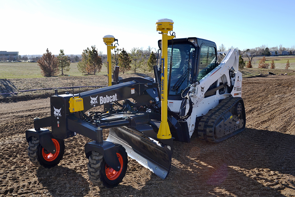 Minicargadora con sistema 3D Trimble Earthworks en operación sobre terreno nivelado con receptor GPS visible en la parte superior de la máquina