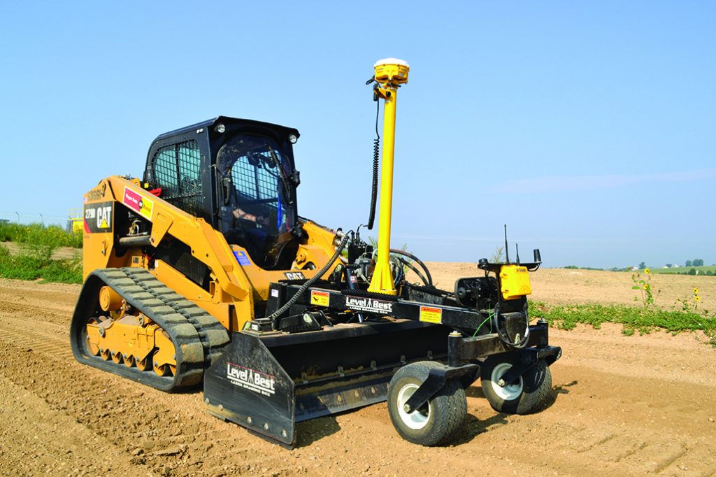 Mini carregadora Caterpillar equipada com o sistema Trimble Earthworks. O recetor GPS montado no mastro e o visor de controlo na cabina permitem uma navegação e nivelamento precisos do terreno. Ideal para a construção e aplicações agrícolas