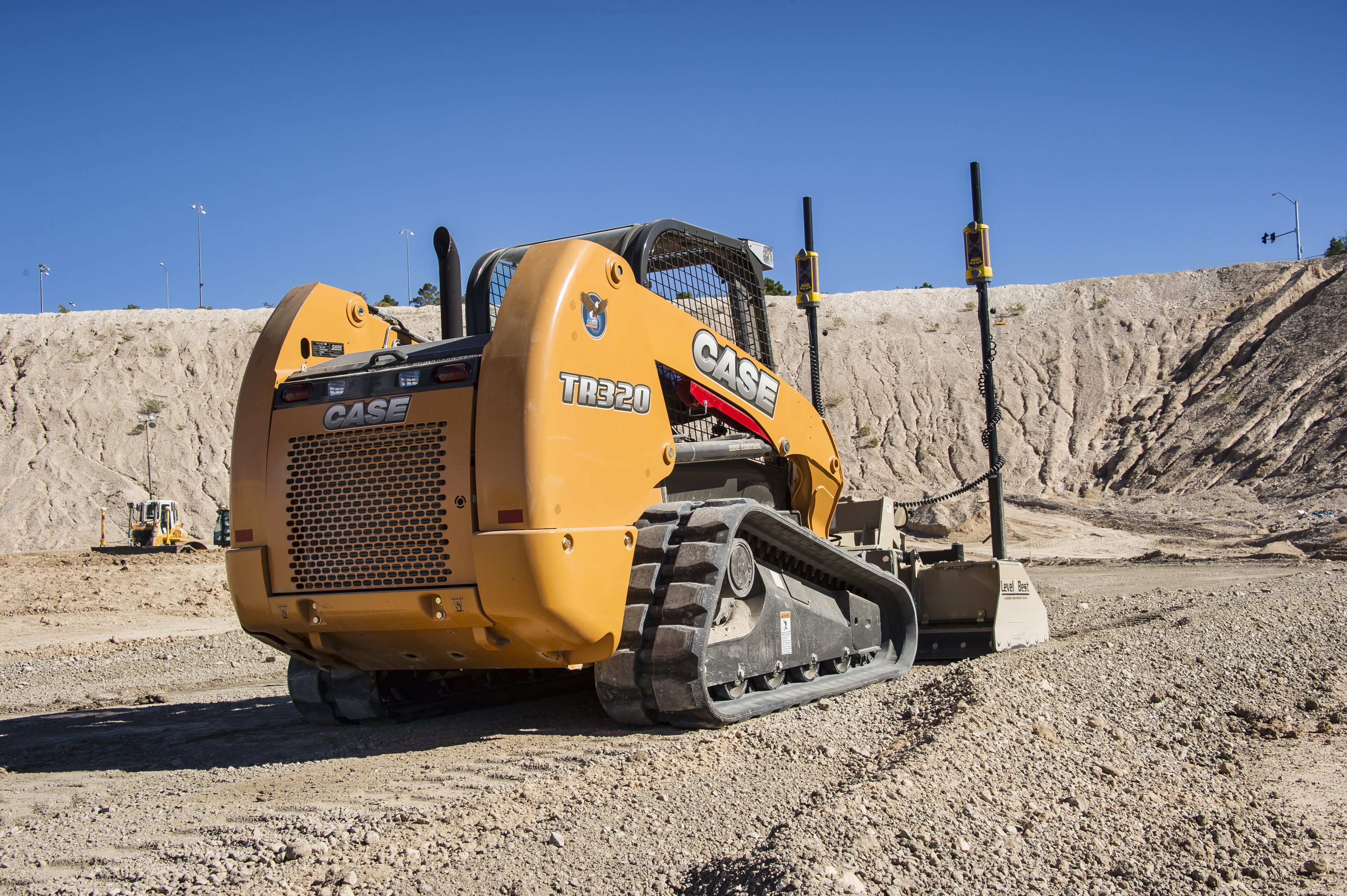 Minicargadora compacta de la marca CASE equipada con el sistema Trimble Earthworks 2D en funcionamiento en un sitio de construcción