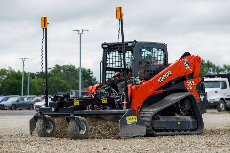 Cargadora compacta Kubota equipada con el sistema de control de grado Trimble Earthworks GO! en un sitio de trabajo de grava, demostrando la tecnología de construcción avanzada para precisión y eficiencia