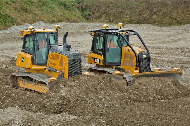 Bulldozer Caterpillar com Sistema de orientação 3D e Bulldozer John Deere com Sistema de orientação 3D a realizar trabalhos de nivelação