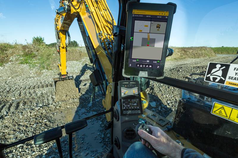 Operador utiliza um sistema de orientação 3D para escavadora com Trimble Earthworks, visualizando no ecrã a escavação em tempo real. Melhora a precisão e eficiência nos projetos de construção