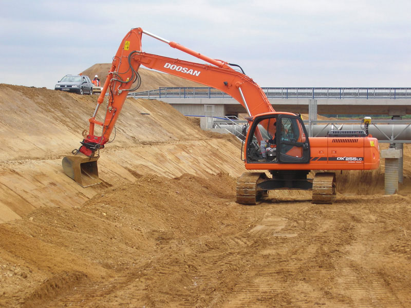 Excavadora Doosan con sistema 3D Trimble Earthworks. Una excavadora 3D Doosan opera en un proyecto de construcción, utilizando Trimble Earthworks para un guiado preciso y automático, optimizando la nivelación del terreno