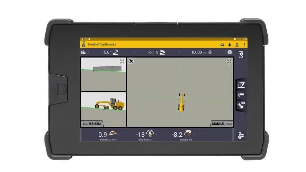 Interface do utilizador do Trimble Earthworks 3D para motoniveladora mostrada numa tela, destacando a precisão e tecnologia avançada para máquinas de construção